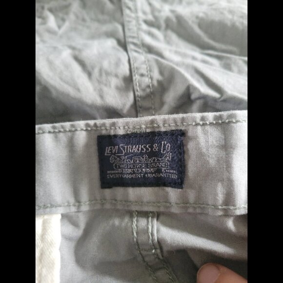 Men's size 30 gray cargo shorts. Levi's brand - Picture 4 of 6